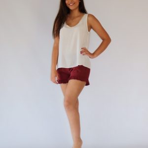 Short para mujer granate en tejido vaporoso, con volante