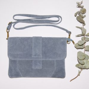 Bolso plano de ante con correa ajustable azul, cierre con solapa